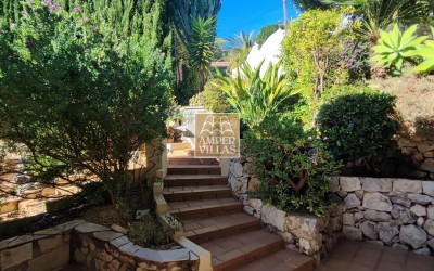 Villa i middelhavsstil med nydelig hage og 2 separate leiligheter i Altea